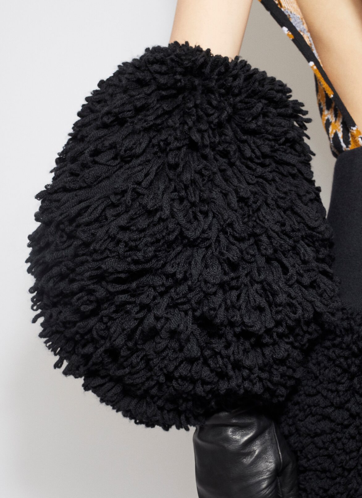 BUBBLE CUFFS IN KNITTED FUR ALAÏA BLACK BUBBLE CUFFS IN KNITTED FUR